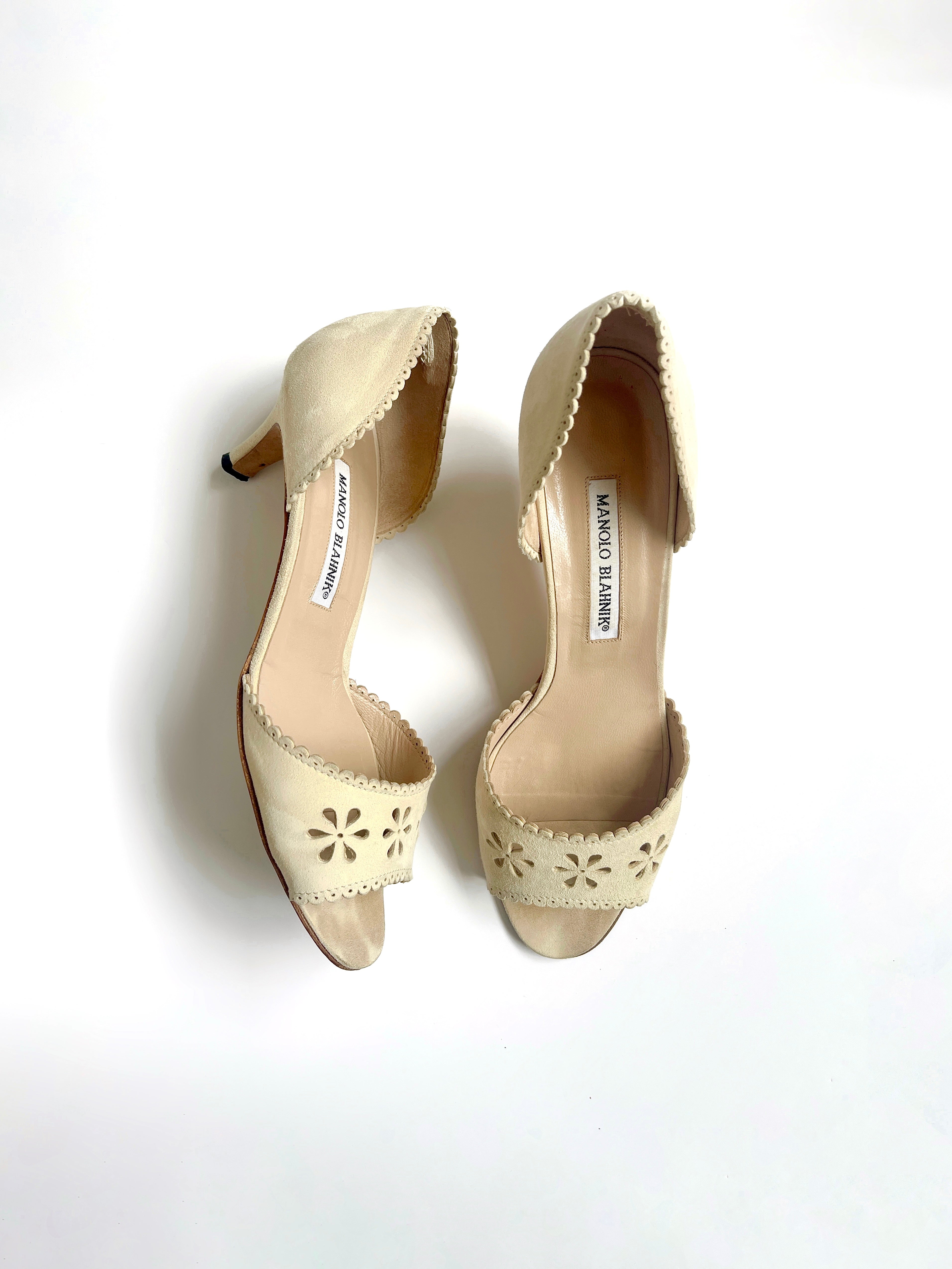Rare Manolo Blahnik soft beige suede leather eyelet laser cut flower d’Orsay heels