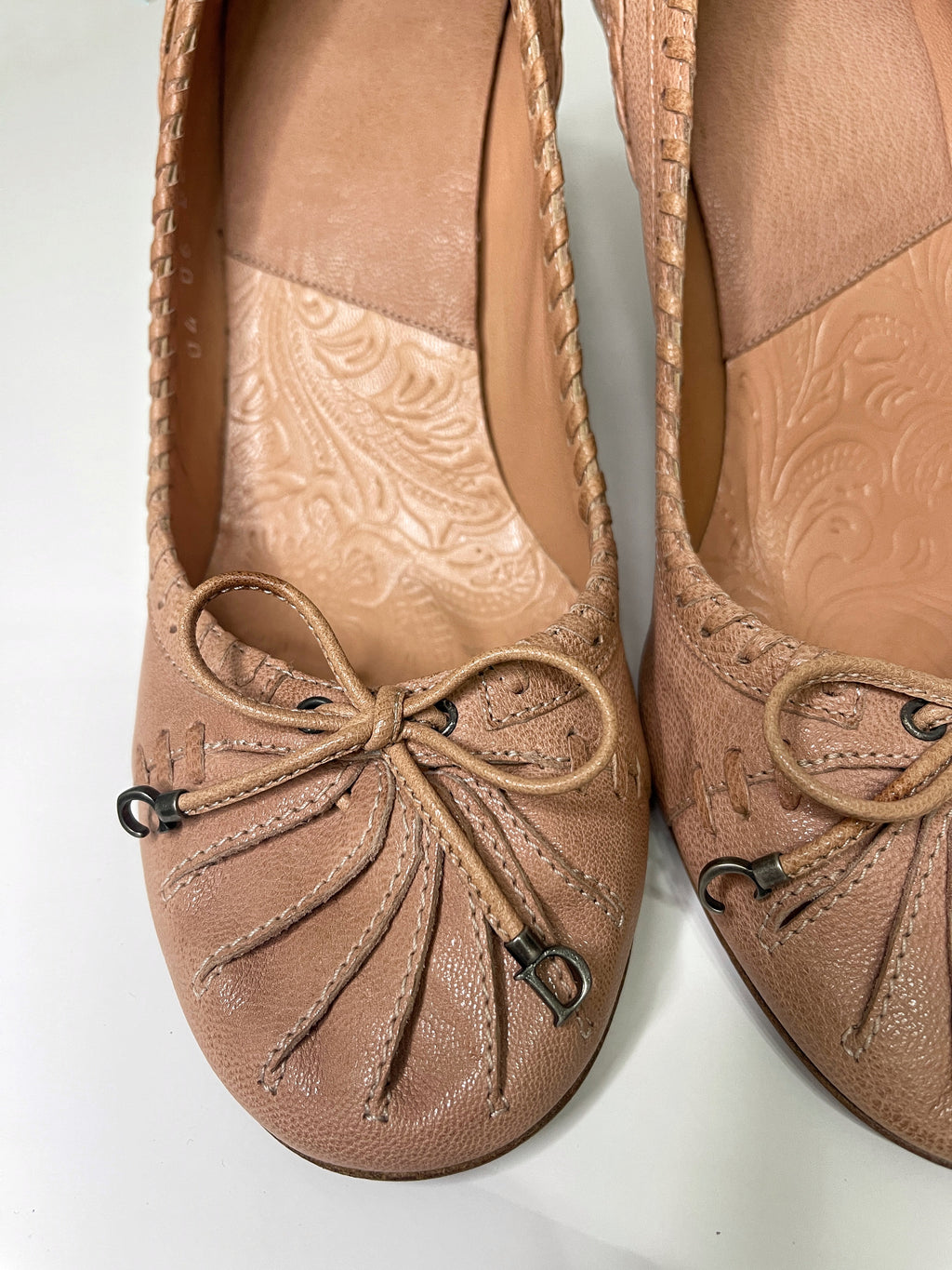Vintage Dior by John Galliano Beige Leather Bow Heel Pumps