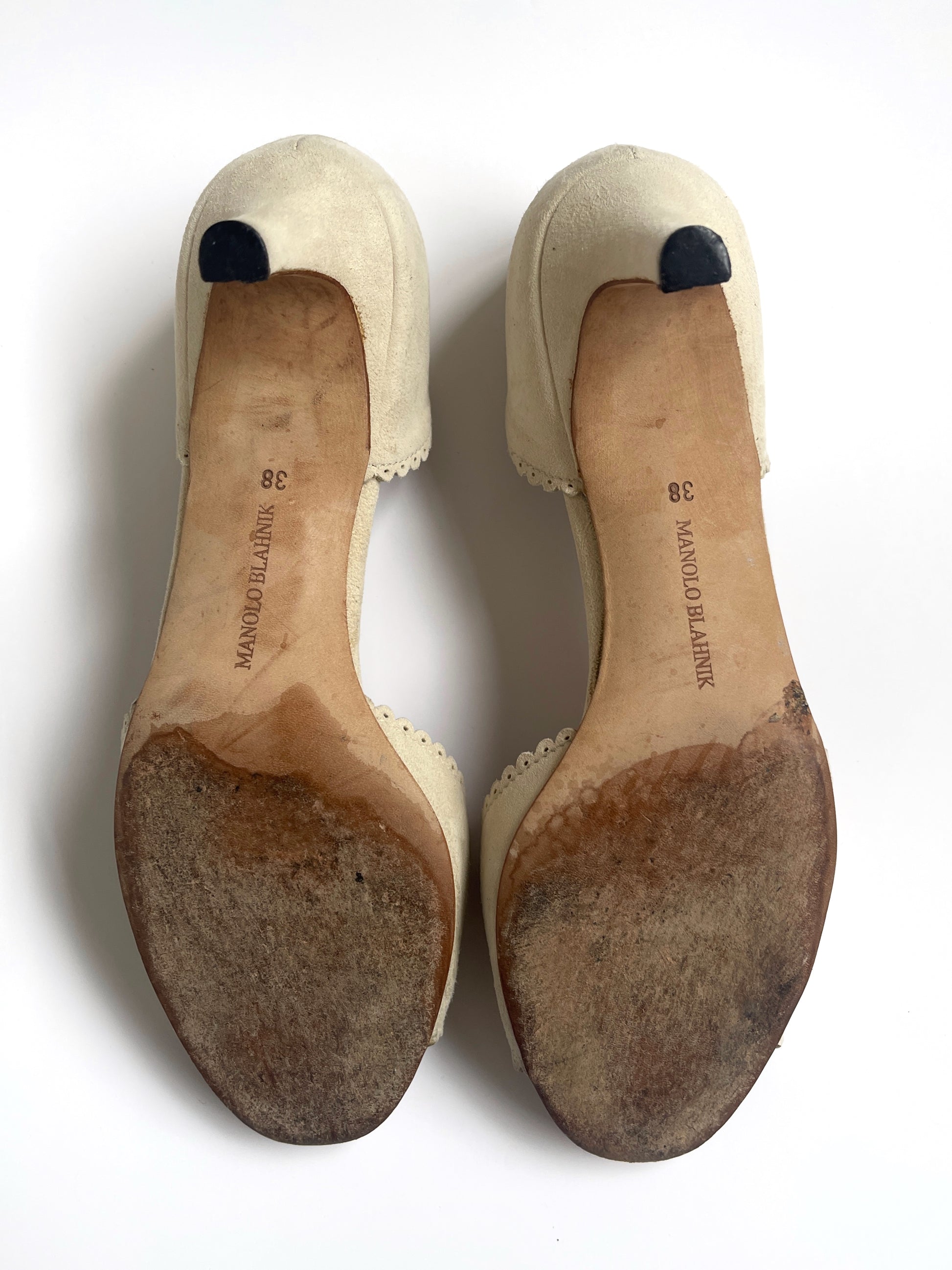 Rare Manolo Blahnik soft beige suede leather eyelet laser cut flower d’Orsay heels