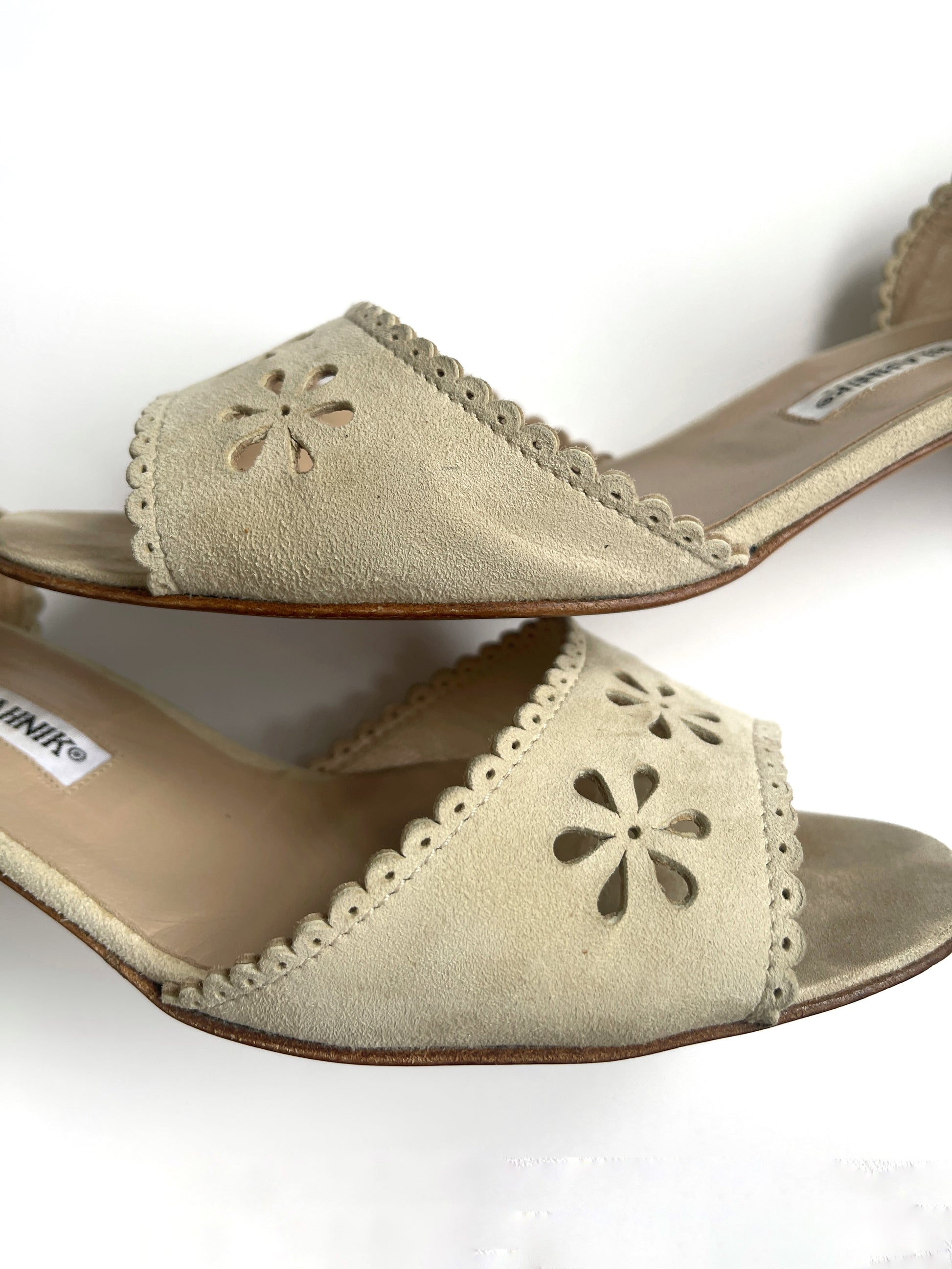Rare Manolo Blahnik soft beige suede leather eyelet laser cut flower d’Orsay heels